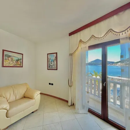 בודווה Sea View Apartments Rafailovici מראה חיצוני תמונה